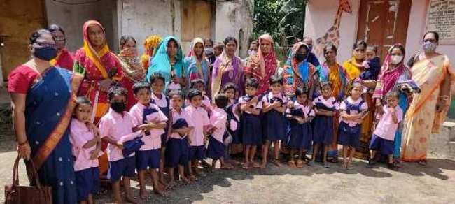 ଗଜପତିରେ ପ୍ରି-ସ୍କୁଲ ୟୁନିଫର୍ମ ବଣ୍ଟନ