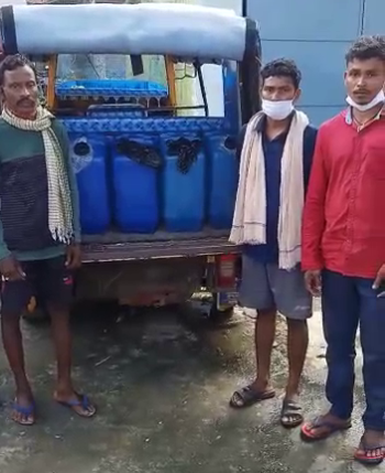 ଗଜପତିରୁ ଆନ୍ଧ୍ରକୁ ଚାଲାଣ ବେଳେ ୩୦୦ଲିଟର ଚୋରା ଦେଶୀ ମଦ ଜବତ