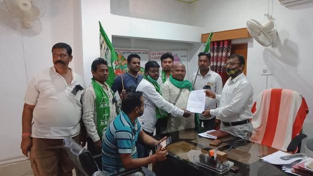 ମୟୂରଭଂଜକୁ ମୁଖ୍ୟମନ୍ତ୍ରୀଙ୍କ ଗସ୍ତକୁ ନେଇ ଝାମୁମୋର କଳାବ୍ଯାଚ ପିନ୍ଧି ବିରୋଧ