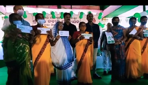 ରାଇରଙ୍ଗପୁରରେ ବିଜୁ ସ୍ମାର୍ଟ ସ୍ୱାସ୍ଥ୍ୟ ସେବା କାର୍ଡ ଗଣଶିକ୍ଷାମନ୍ତ୍ରୀ ସମିର ରଂଜନ ଦାସଙ୍କ ଦ୍ୱାରା ବଣ୍ଟନ