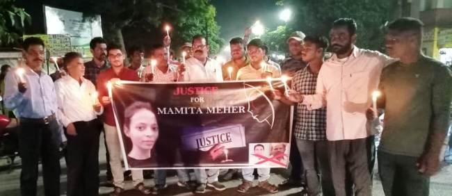 ମମିତାଙ୍କୁ ନ୍ୟାୟ ପାଇଁ କଂଗ୍ରେସ ପକ୍ଷରୁ ମହମବତି ଜାଳି ଶ୍ରଦ୍ଧାଞ୍ଜଳୀ