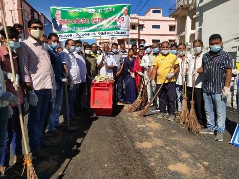 ଗାନ୍ଧୀ ଓ ଶାସ୍ତ୍ରୀ ଜୟନ୍ତି ଅବସରରେ ବିଜେଡ଼ି ପକ୍ଷରୁ ସଫେଇ କାର୍ଯ୍ୟକ୍ରମ