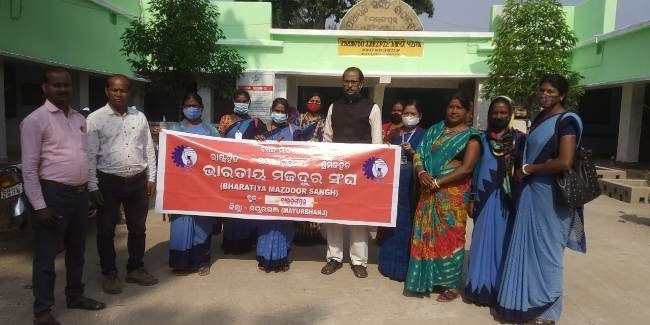 ଭାରତୀୟ ମଜଦୁର ସଂଘ ଅନୁକୁଲ୍ୟରେ ରାଇରଙ୍ଗପୁର ବିଡିଓଙ୍କ ଜରିଆରେ ମୁଖ୍ୟମନ୍ତ୍ରୀଙ୍କୁ ଦାବିପତ୍ର