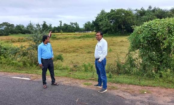 ଛତ୍ରପୁର ବ୍ଲକ ର ଜଳମଗ୍ନ ହୋଇଥିବା ବିଭିନ୍ନ ଚାଷଜମି ଗୁଡିକ ବୁଲି ଦେଖିଲେ ତହସିଲଦାର