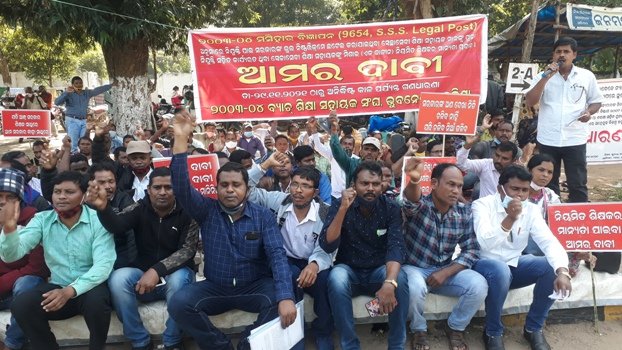 ଛଟେଇ ଶିକ୍ଷକମାନଙ୍କୁ ପୁନଃ ନିଯୁକ୍ତି ସହ ସମସ୍ତ ଶିକ୍ଷା ସହାୟକମାନଙ୍କୁ ଶିକ୍ଷକ ମାନ୍ୟତା ଦାବି