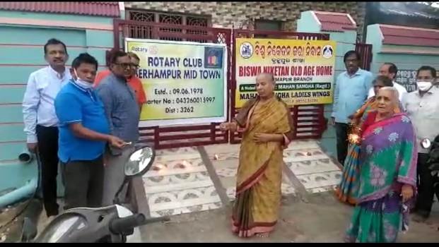 ରୋଟାରୀ ମିଡଟାଉନ୍ ପକ୍ଷରୁ ବିଶ୍ଵ ନିକେତନରେ ଦୀପାବଳି ପାଳନ