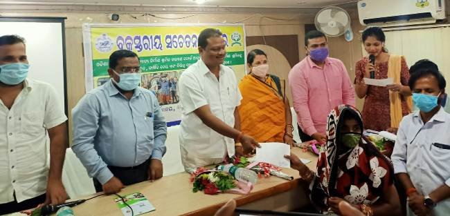 ନିର୍ମାଣ ଶ୍ରମିକଙ୍କୁ ପରିଚୟ ପତ୍ର ବଣ୍ଟନ ଓ ସଚେତନତା ସଭା