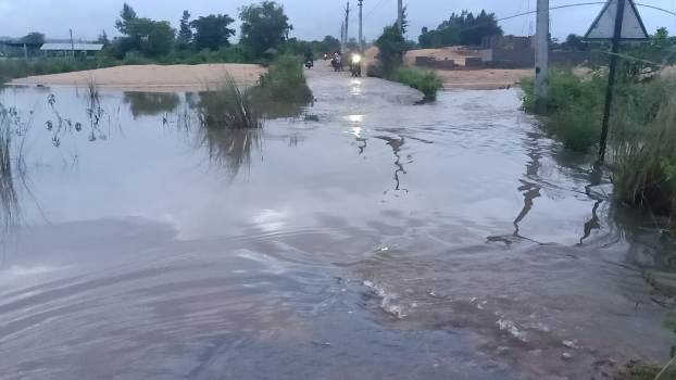 ଆର୍ଯ୍ୟପଲ୍ଲୀ ମୁଖ୍ୟ ରାସ୍ତାରେ ଦୂଷିତ ପାଣି : ଡେଙ୍ଗୁ ରୋଗୀ ଚିହ୍ନଟ ଆଶଙ୍କା