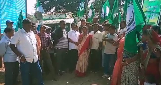 ଅତ୍ୟାବଶ୍ୟକ ସାମଗ୍ରୀର ଦରଦାମ ବୃଦ୍ଧିକୁ ନେଇ କେନ୍ଦ୍ର ସରକାରଙ୍କ ବିରୁଦ୍ଧରେ ବିଜେଡିର ବିକ୍ଷୋଭ ପ୍ରଦର୍ଶନ ରାଇରଙ୍ଗପୁର, (ଅକ୍ଷୟ କୁମାର ବିଶ୍ୱାଳ):କେନ୍ଦ୍ର ସରକାରଙ୍କ ଜନ ମାରନା ନୀତି ତଥା ଗ୍ୟାସ ସିଲିଣ୍ଡେର, ତୈଳ ଦର ଏବଂ ଖାଉଟି ସାମଗ୍ରୀ ଦର ବୃଦ୍ଧି ବିରୁଦ୍ଧରେ ବିଜେଡି ପକ୍ଷରୁ ଆଜି ପ୍ରତେକ ବ୍ଲକରେ ବିରୋଧ ପ୍ରଦର୍ଶନ କରାଯିବା ସହ ମହା ମହିମ ରାଷ୍ଟ୍ରପତିକଂ ଉଦ୍ଧେଶ୍ଵରେ ଦାବିପତ୍ର ପ୍ରଦାନ କରାଯାଇଛି ।ବିଜାତଳା ବ୍ଲକର ବ୍ଲକ ସଭାପତି କଂ ନେତୃତ୍ୱରେ ବ୍ଲକ ଅଧକ୍ଷ -ନିମାଇଁ ଚରଣ ମୁର୍ମୁ ,ଉପାଧ୍ୟକ୍ଷ-ଫୁଲମଣୀ ସରେନ, ଯୁବ ସଭାପତି-ବିଜୁ ବେହେରା, ଛାତ୍ର ସଭାପତି-ବଳଭଦ୍ର ମଣ୍ଡଳ, ପୂର୍ବତନ ବ୍ଲକ ଅଧ୍ୟକ୍ଷ-ସୁକାନ୍ତି ମୁର୍ମୁ, ଛାମୁଆ ନେତା-ମାଝିୟା ରାମ ଟୁଡୁ, ଦୁର୍ଗା ଚରଣ ହେମ୍ରମ, ରାମଚନ୍ଦ୍ର ଟୁଡୁ, ସୁପାଇ ଟୁଡୁ, ମହେନ୍ଦ୍ର ହାସଦା ଉପସ୍ଥିତ ରହିଥିଲେ ।