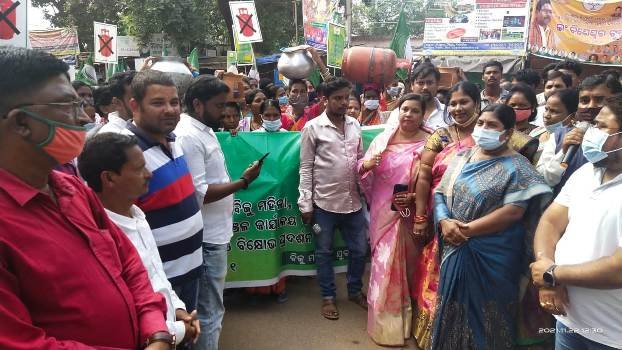 ବିଜେଡିର ରନ୍ଧନ ଗ୍ୟାସ ଦର ବୃଦ୍ଧି ପ୍ରତିବାଦରେ ବିକ୍ଷୋଭ ପ୍ରଦର୍ଶନ