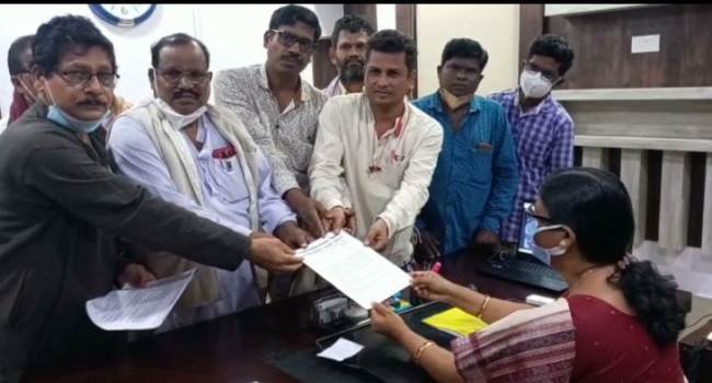 ୫ ଦଫା ଦାବୀ ନେଇ ସଂଯୁକ୍ତ କିଶାନ ମୋର୍ଚ୍ଚା ପକ୍ଷରୁ ଅତିରିକ୍ତ ଜିଲ୍ଲାପାଳଙ୍କୁ ଦାବି ପତ୍ର ପ୍ରଦାନ