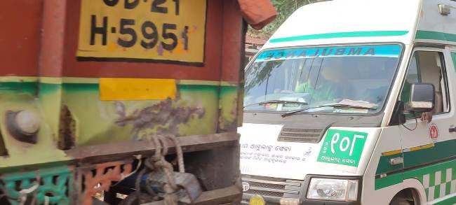 ଟ୍ରାଫିକ ଅବ୍ୟବସ୍ଥା ପାଇଁ ଅଟକିଲା ଆମ୍ବୁଲାନ୍ସ କରଞ୍ଜିଆ, (ଯୁଗାବ୍ଦ ନ୍ୟୁଜ):ମୟୁରଭଂଜ ଜିଲ୍ଲାର ସଦର ମହକୁମା କରଂଜିଆ ସହରରେ ଦୀର୍ଘ ଦିନ ହେବ ଟ୍ରାଫିକ ଅବ୍ୟବସ୍ଥା ଲାଗିରହିଛି । ଟ୍ରାଫିକ ସମସ୍ୟା ସୁଧାର କରିବା ନିମନ୍ତେ କିଛି ମାସ ପୂର୍ବରୁ ଉପଜିଲ୍ଲାପାଳଙ୍କ କାର୍ଯ୍ୟାଳୟ ପକ୍ଷରୁ ସହର ମଧ୍ୟକୁ ପ୍ରବେଶ କରୁଥିବା ପ୍ରମୁଖ ରାସ୍ତା ଗୁଡିକରେ ସହର ମଧ୍ୟକୁ ଭାରି ଜାନ ପ୍ରବେଶ ଉପରେ ସକାଳ ୮ ଘଟିକା ରୁ ରାତ୍ରି ୮ ଘଟିକା ପର୍ଯ୍ୟନ୍ତ ନିଷେଧ କରାଯାଇଥିବା ବୋର୍ଡ ଲଗା ଯାଇଥିଲା । ଏହି ନିୟମକୁ କିଛି ସ୍ଥାନୀୟ ଅମାନିଆ ବେପାରୀ ସମ୍ପୂର୍ଣ୍ଣ ବେଖାତିର କରି ଭାରି ଯାନ ଗୁଡ଼ିକ ମଧ୍ୟାହ୍ନ ସମୟରେ ସହର ମଧ୍ୟକୁ ପ୍ରବେଶ କରାଇ ଟ୍ରାଫିକ ସମସ୍ୟା ଉତ୍ପନ୍ନ କରୁଛନ୍ତି । ତେବେ ଆଜି ମଧ୍ୟାହ୍ନ ସମୟରେ ଫିଲ୍ମ ହଲ ଛକ ନିକଟରେ ଏକ ଭାରି ଯାନ ପାଇଁ ଗୋଟିଏ ୧୦୮ ଆମ୍ବୁଲାନ୍ସ ଦୀର୍ଘ ସମୟ ଧରି ରାସ୍ତାରେ ଅଟକି ଥିବା ଦେଖାଯାଇଥିଲା । ବଜାର ମୁଖ୍ୟ ରାସ୍ତା ଟି ଅମ୍ବିକା ମନ୍ଦିର ନିକଟରୁ ଉପଖଣ୍ଡ ଚିକିତ୍ସାଳୟ ନିକଟ ପର୍ଯ୍ୟନ୍ତ କିଛି ବଡ଼ ବଡିଆ ବେପାରୀଙ୍କ କବଜାରେ ଥିବାରୁ ରାସ୍ତା ଟି କ୍ରମଶଃ ସଂକୀର୍ଣ୍ଣ ହେବାକୁ ବସିଲାଣି । ଏପରିକି କେତେକ ଦୋକାନୀ ନିଜ ଦୋକାନ ସାମଗ୍ରୀ ରାସ୍ତା ଉପରେ ରଖୁଥିବା ମଧ୍ୟ ଏକ ମୁଖ୍ୟ ସମସ୍ୟା ହୋଇଛି! ଏହି ରାସ୍ତା ପାଇଁ ସହର ର ସମସ୍ତ ପ୍ରମୁଖ ଛକ ଗୁଡିକରେ ସକାଳ ୯ ଘଟିକା ଠାରୁ ଟ୍ରାଫିକ ସମସ୍ୟା ଲାଗିରହୁଛି । ବଜାର କୁ ଟ୍ରାଫିକ ସମସ୍ୟା ରୁ ମୁକ୍ତି ଦେବା ନିମନ୍ତେ ଏକ ବାଇପାସ୍ ରାସ୍ତା ନିର୍ମାଣ କରାଯାଇଥିବା ସତ୍ତ୍ବେ ଭାରି ଯାନ ଗୁଡ଼ିକ ସ୍ଥାନୀୟ ପ୍ରଶାସନ ର ନିୟମକୁ ଖିଲାପ କରି ଭିଡ଼ ସମୟରେ ବଜାର ମଧ୍ୟକୁ ପ୍ରବେଶ କରୁଥିବାରୁ ଟ୍ରାଫିକ ସମସ୍ୟା ଉତ୍ପନ୍ନ ହେବାସହିତ ଦୁର୍ଘଟଣା ବୃଦ୍ଧି ପାଉଛି ।କେବଳ ଘୋଷଣା ମଧ୍ୟରେ ସୀମିତ ରହିଛି ବଜାର ମଧ୍ୟ କୁ ଭାରୀଯାନ ଚଳା ଚଳ ନିଷିଦ୍ଧ ଘୋଷଣା!ଯାହା ଫଳରେ ସାଧାରଣରେ ଜନ ଅସନ୍ତୋଷ ମଧ୍ୟ ବଢ଼ିବାରେ ଲାଗିଛି । ପ୍ରଶାସନ ପକ୍ଷରୁ କରାଯାଇଥିବା ନିୟମକୁ ଅଧିକାରୀ ମାନେ ପ୍ରତ୍ୟହ ତଦାରଖ କରିବା ସହିତ ରାସ୍ତା କବଜା କରି ଟ୍ରାଫିକ ସମସ୍ୟା ଉତ୍ପନ୍ନ କରୁଥିବା ବଡ଼ ବ୍ୟବସାୟୀ ଓ ରାସ୍ତା ଉପରେ ସାମଗ୍ରୀ ରଖୁଥିବା ଦୋକାନୀ ଙ୍କ ଉପରେ ଦୃଢ଼ କାର୍ଯ୍ୟାନୁଷ୍ଠାନ ନେଲେ ଶୀଘ୍ର ଏହି ସମସ୍ୟାର ସ୍ଥାୟୀ ସମାଧାନ ହୋଇ ପାରନ୍ତା ବୋଲି ସ୍ଥାନୀୟ ବୁଦ୍ଧିଜୀବୀ ଓ ଲୋକ ମାନେ ମତବ୍ୟକ୍ତ କରିଛନ୍ତି ।ଦେଖିବାକୁ ବାକି ରହିଲା ପ୍ରଶାସନ ଏହି ଘଟଣା କୁ କେତେ ଗୁରୁତ୍ୱ ଦେଇ ଦୃଷ୍ଟାନ୍ତ ମୂଳକ ପଦକ୍ଷେପ ଗ୍ରହଣ କରୁଛି