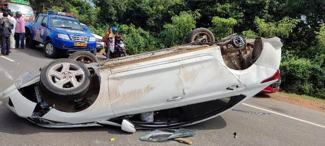 ପେଟ୍ରୋଲିଙ୍ଗ ଗାଡ଼ିକୁ ଧକ୍କା ଦେଇ ଓଲଟିଲା କାର