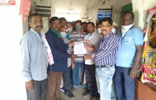 ବିଭିନ୍ନ ଦାବି ନେଇ ଗ୍ରାମୀଣ ଜଳ ଯୋଗାଣ କର୍ମଚାରୀ ମହାସଂଘର ଜିଲ୍ଲାପାଳଙ୍କ ଉଦ୍ଦେଶ୍ୟରେ ସ୍ମାରକପତ୍ର ପ୍ରଦାନ