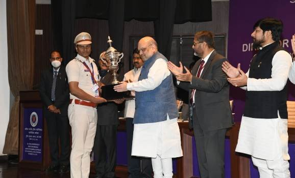 କେନ୍ଦ୍ର ଗୃହମନ୍ତ୍ରୀଙ୍କ ଠାରୁ ଶ୍ରେଷ୍ଠ ଥାନା ଟ୍ରଫି ଗ୍ରହଣ କଲେ ଗାଙ୍ଗପୁର ଥାନା ଅଧିକାରୀ ଧିରେଶ୍ ଦାଶ