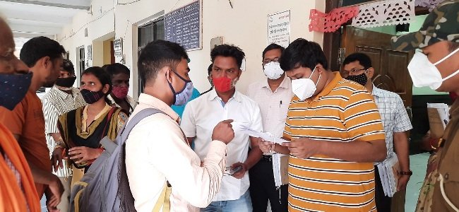 ବୟସ ଜାଲିଆତି କରି ଶିକ୍ଷୟିତ୍ରୀ ଚାକିରୀ କରିଥିବା ନେଇ ଜିଲ୍ଲାପାଳଙ୍କୁ ଅଭିଯୋଗ