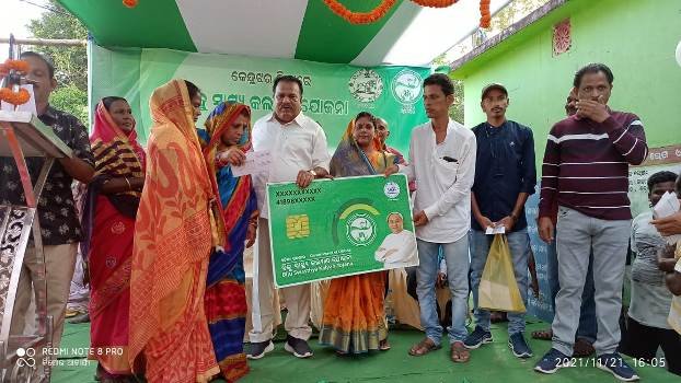ବିଧାୟକଙ୍କ ଦ୍ୱାରା ଇଞ୍ଚୋଳ ପଞ୍ଚାୟତରେ ବି.ଏସ.କେ.ୱାଇ ଯୋଜନା କାର୍ଡ ବଣ୍ଟନର ଶୁଭାରମ୍ଭ