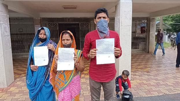 ଗ୍ରାମରେ ଥଇଥାନ କରିବା ନିମନ୍ତେ ଜିଲ୍ଲାପାଳଙ୍କୁ ଭେଟିଲେ ଶଶି 