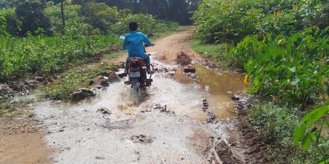 ଗ୍ରାମ୍ୟ ରାସ୍ତାରେ ଆଣ୍ଠୁଏ ପାଣି