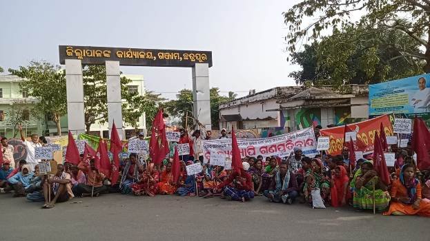 ହାତରେ ଧନୁ ତୀର ଧରି ଭିନ୍ନ ଢଙ୍ଗରେ ଆନ୍ଦୋଲନକୁ ଓହ୍ଲାଇଲେ