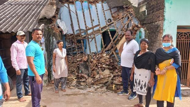 ଭୁଷୁଡି ଗଲା ଆଜବେଷ୍ଟ ଘର, ଅଳ୍ପକେ ବର୍ତିଲେ ମହିଳା