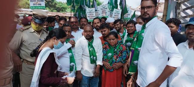 ଗ୍ୟାସ ଦର ବୃଦ୍ଧି ପ୍ରତିବାଦରେ ଧାରଣା ଓ ସ୍ମାରକ ପତ୍ର ପ୍ରଦାନ