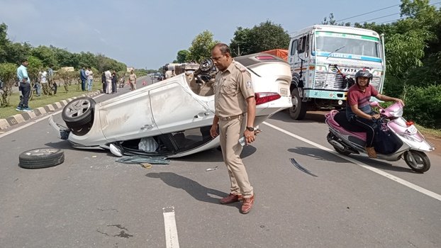 ନୂଆଗାଁ ଛକ ନିକଟରେ ହାଇୱା ପେଟ୍ରୋଲିଙ୍ଗ ଗାଡିକୁ ଧକ୍କା ଦେଇ ଓଲଟିଲା କାର : ଦୁଇ ଆହତ