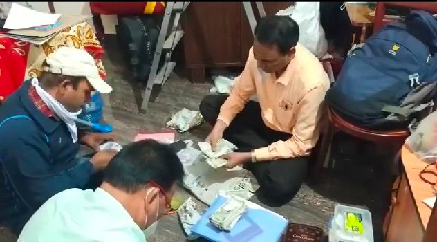 ଭିଜିଲାନ୍ସ ଜାଲରେ ବାଲିଗୁଡା ଆଇଟିଡିଏ ର ମୁଖ୍ୟ କିରାଣୀ