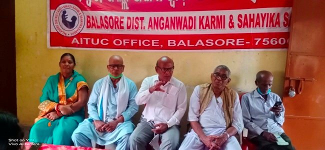ସରକାରୀ ନିର୍ଦ୍ଦେଶ ମାନୁନଥିବାରୁ ବାହାନଗା ସିଡିପିଓଙ୍କ ଅଫିସ୍ ଘେରାଉ