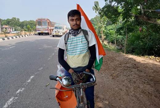 ଜାତୀୟ ପତାକାକୁ ଧରି ଭାରତ ଭ୍ରମଣରେ ବାହାରିଛନ୍ତି କୋଲକତାର ସୁଦୀପ୍