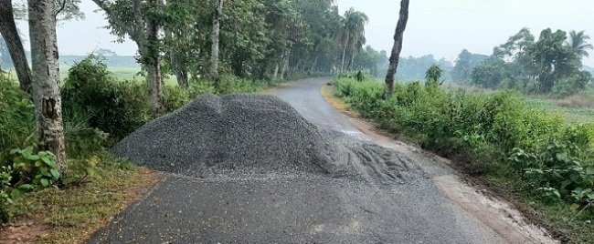 କେନ୍ଦ୍ରାପଡା ଗୋବରୀ କେନାଲ ବନ୍ଧ ରାସ୍ତା ଉପରେ ବଜୁରୀ ଢାଳି ରାସ୍ତା ଅବରୋଧ