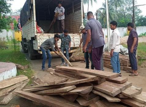 ପୋଲିସ ଭ୍ୟାନ୍‌ରୁ ଲକ୍ଷାଧିକ ଟଙ୍କାର ଶାଗୁଆନ୍ କାଠ ଜବତ