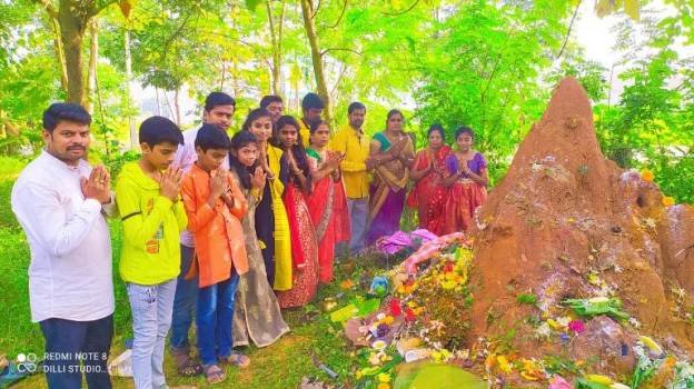 ପାରଳାରେ ନାଗଚତୁର୍ଥି ଅବସରରେ ନାଗ ଦେବଦେବୀଙ୍କୁ ପୁଜାର୍ଚ୍ଚନା