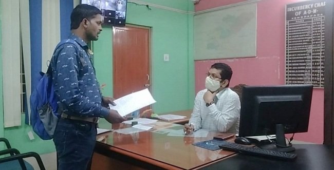 ତୁରନ୍ତ ତଥ୍ୟ ପ୍ରଦାନ କରାନଗଲେ ଜିଲ୍ଲାପାଳଙ୍କ କାର୍ଯ୍ୟାଳୟ ସମ୍ମୁଖରେ ଧାରଣା