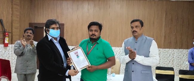 ଯୁବ ସାମ୍ବାଦିକ ମହେଶ ପାଢୀଙ୍କୁ ୨୦୨୧ର ଶ୍ରେଷ୍ଠ ସାମ୍ବାଦିକ ସମ୍ମାନ