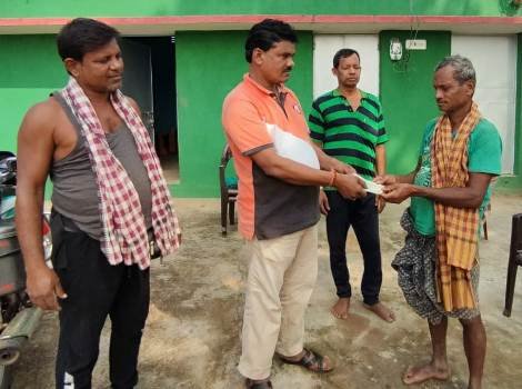 ଅସହାୟ ଚାଷୀଙ୍କୁ ସହଯୋଗର ହାତ ବଢ଼ାଇଲେ ସରପଞ୍ଚ