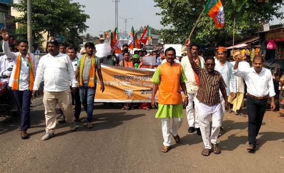 ମମିତା ମେହେରଙ୍କୁ ନ୍ୟାୟ ଦାବିରେ ହିଞ୍ଜିଳି ଵିଜେପି ପକ୍ଷରୁ ମନ୍ତ୍ରୀଙ୍କ କୁଶପୁତଳିକା ଦାହ