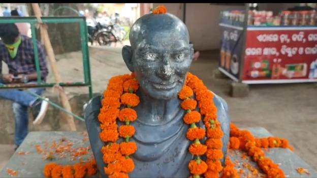 ଗାନ୍ଧୀ ମୂର୍ତ୍ତୀକୁ କ୍ଷତି ପାହଞ୍ଚାଇଲେ ଦୁର୍ବୃତ୍ତ ଦୋଷୀ ଙ୍କ ବିରୋଧରେ କାର୍ଯ୍ୟାନୁଷ୍ଠାନ ଦାବୀ