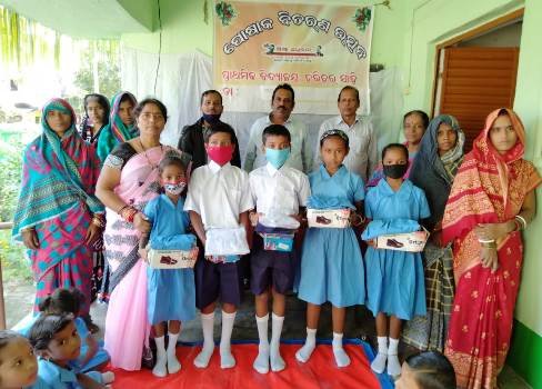 ଦୁଇ ବିଦ୍ୟାଳୟରେ ପୋଷାକ ବିତରଣ ଉତ୍ସବ