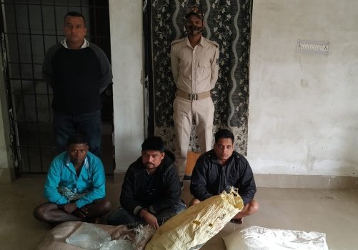 ଦେଶୀ ମଦ ସହ ୩ ଗିରଫ