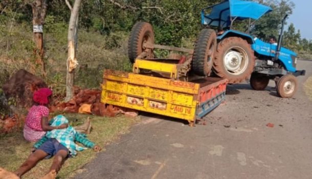 ଭରସାମ୍ୟ ହରାଇ ଇଟା ଭୋଝେଇ ଟ୍ରାକ୍ଟର ଓଲଟି ଜଣେ ମୃତ