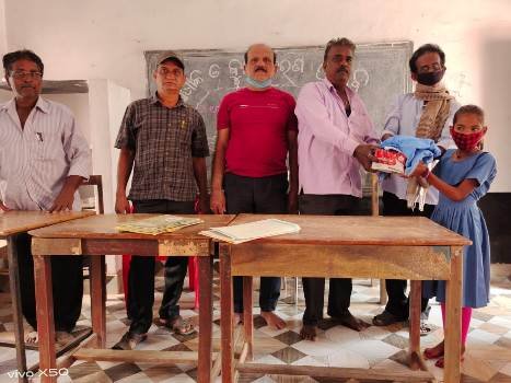 ବିଦ୍ୟାଳୟରେ ଶିକ୍ଷାର୍ଥୀଙ୍କୁ ପୋଷାକ ବିତରଣ