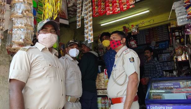 ଗୁଟଖା ଦୋକାନରେ ମିଳିତ ଚଢ଼ାଉ