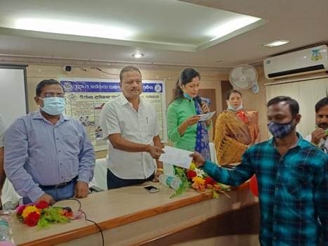 ପୋଲସରାରେ ପଞ୍ଜିକୃତ ନିର୍ମାଣ ଶ୍ରମିକଙ୍କୁ ପ୍ରମାଣ ପତ୍ର ବଣ୍ଟନ