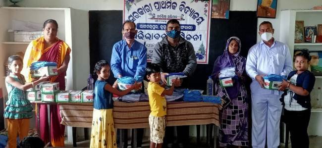 ଶିକ୍ଷାନୁଷ୍ଠାନ ଦ୍ୱୟରେ ପୋଷାକ ବଣ୍ଟନ ମେଳା ଅନୁଷ୍ଠିତ