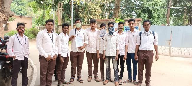 ଫର୍ମ ଫିଲପ ଫିସ ବୃଦ୍ଧି ନେଇ ଉପଜିଲ୍ଲାପାଳ ଙ୍କୁ ଛାତ୍ରଛାତ୍ରୀଙ୍କ ଫେରାଦ 