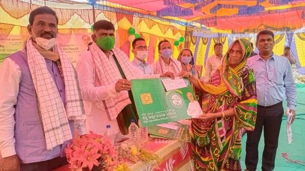 ବଡ଼ବୋର୍ସିଙ୍ଗ ପଂଚାୟତ ରେ ବିଜୁ ସ୍ୱାସ୍ଥ୍ୟ କାର୍ଡ ବାଣ୍ଟିଲେ ବିଧାୟକ