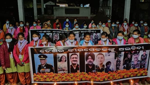 ବାୟୁସେନା ହେଲିକପ୍ଟର ଦୁର୍ଘଟଣା ରେ ପ୍ରାଣ ହରେଇ ଥିବା ସହିଦ ବୀର ଯବାନ ଙ୍କ ଅକାଳ ବିୟୋଗ ରେ ଶ୍ରଦ୍ଧାଞ୍ଜଳି ଜ୍ଞାପନ