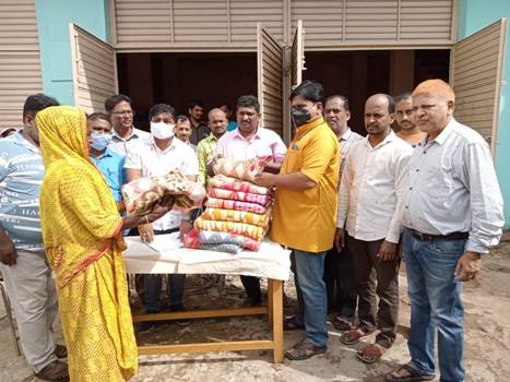 ବଡବଜାର ବ୍ୟବସାୟୀ ସଂଘ ପକ୍ଷରୁ ଅସହାୟ ଲୋକଙ୍କୁ ଶୀତବସ୍ତ୍ର ବଣ୍ଟନ