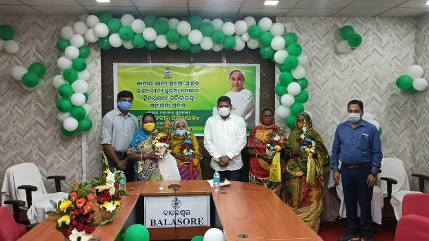 ଗରିବ ଅସହାୟଙ୍କୁ ବସ୍ତ୍ର ବାଣ୍ଟିଲେ କର୍ଣ୍ଣେଲ ଲକ୍ଷ୍ମୀଧର ଭୂୟାଁ